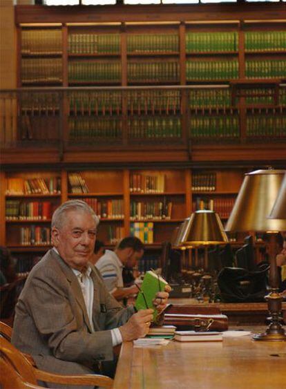 El escritor Vargas Llosa en la biblioteca pública de Nueva York.