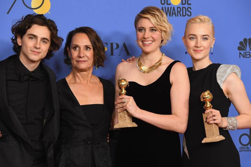 El equipo de Lady Bird, con los premios a la mejor comedia y a la mejor actriz, Saoirse Ronan, a la derecha.