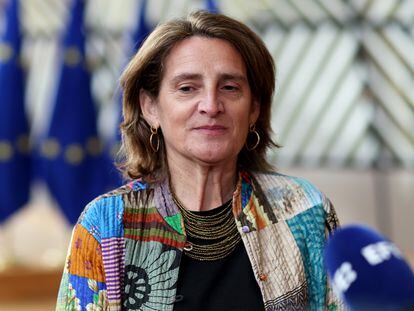 La vicepresidenta tercera y ministra de Transición Ecológica, Teresa Ribera, atiende a los medios en Bruselas.