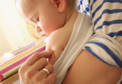 Un beb&eacute; tras recibir la vacuna triple v&iacute;rica (sarampi&oacute;n, rubeola y paperas).