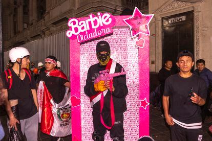 Un manifestante posa adentro de una versión enorme y satírica de una caja de la muñeca Barbie, este miércoles en Lima.