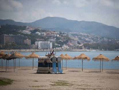 Hamacas apiladas en la playa de la Malagueta (Málaga).