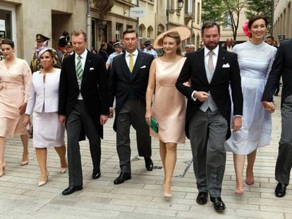 Los grandes duques de Luxemburgo, tercero y cuarto por la izquierda, con sus hijos y nueras en junio.