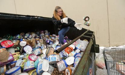 Después de ver una publicación de Facebook, una mujer condujo desde el condado de Johnson hasta el supermercado de Arlington para recoger el helado tirado en los contenedores de basura.