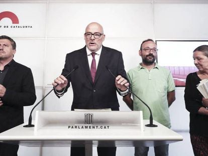 Oriol Junqueras y Carles Puigdemont. En vídeo, Junts pel Si y la CUP presentan la ley de ruptura.