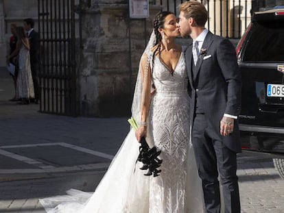 Pilar Rubio y Sergio Ramos se besan, a la salida de la catedral de Sevilla, tras la ceremonia.