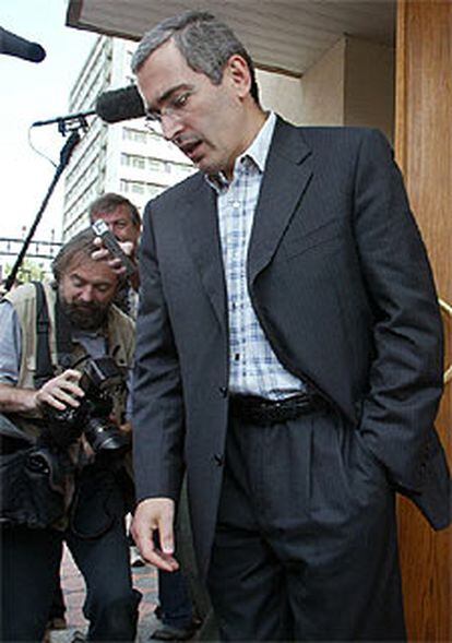 El magnate Mijaíl Jodorkovski habla a la prensa a la salida de la fiscalía.

 EPA