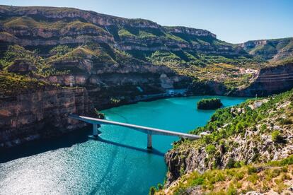 Entre las poblaciones de Cofrentes y Cortes de Pallás y resguardado por los cañones del río Júcar y la Muela de Cortes, se encuentra el embalse de Cortes, una de las mayores estaciones hidráulicas de Europa. Este 2021, después de muchos meses de ausencia por la pandemia, es posible surcar de nuevo las aguas del Júcar, que alcanzan en esta zona los 100 metros de profundidad, a bordo de un crucero fluvial, en un recorrido de 30 kilómetros previa reserva en <a href="https://suaventura.com/" target="_blank">la web suaventura.com</a> o en el teléfono 961 89 47 27. En el transcurso de esta travesía, que une las localidades de Cofrentes y Cortés de Pallás, seremos testigos de un variado ecosistema animal (es una reserva nacional de caza), vegetal y geológico. También veremos la Boquera de Sácaras y construcciones tan emblemáticas como el castillo de Chirel, suspendido sobre un peñasco y flanqueado por gargantas. Después de la excursión fluvial, la aventura continúa en tierra firme con la visita a la cueva de Anna, la cueva Hermosa o el Chorrador de Otonel, un conjunto de bellas cascadas que desaguan en el río Júcar.