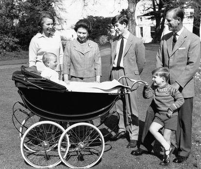 La reina Isabel II, el Príncipe Felipe y sus hijos, la Princesa Ana, el Príncipe Carlos, el Príncipe Andrés y, en el carrito, el Príncipe Eduardo, en el castillo de Windsor el 19 de diciembre de 1965.