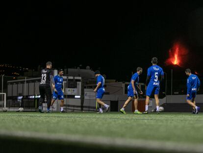 Entrenamiendo de la UD Los Llanos de Aridane, con la erupción al fondo.