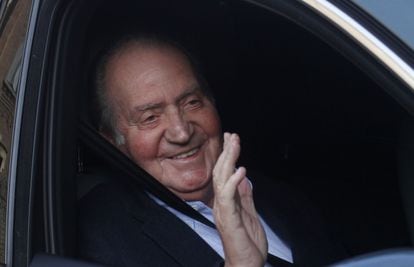 El Rey Juan Carlos I saluda a su llegada a la cl&iacute;nica madrile&ntilde;a La Milagrosa antes de ser intervenido de una lesi&oacute;n lumbar, el pasado 3 de marzo