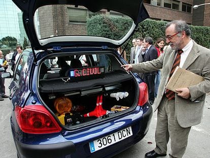 El director general de Tráfico, Pere Navarro, muestra uno de los nuevos coches camuflados.