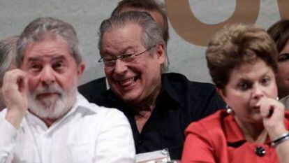 Dirceu, al fondo, detr&aacute;s de Lula y Dilma Roussef.