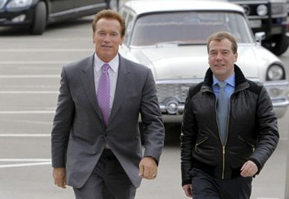 El gobernador de California, Arnold Schwarzenegger, camina acompañado del presidente ruso, Dmitri Medvédev, en Skólkovo.