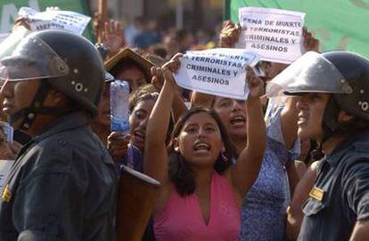 Una multitud pide la pena de muerte en las calles de Lima (Perú).