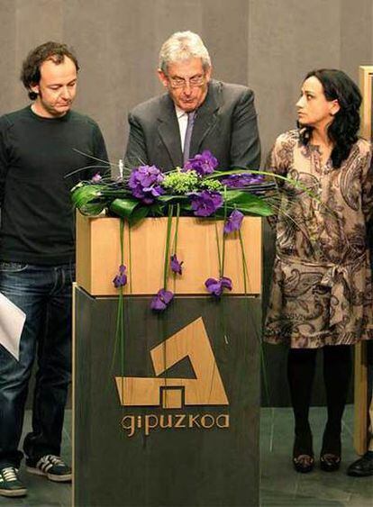 El integrante del grupo musical La Oreja de Van Gogh Pablo Benegas, el científico Pedro Miguel Etxenike y la presidenta de las Juntas Generales de Guipúzcoa, Rafaela Romero, durante el acto de presentación de la plataforma contra la violencia machista.