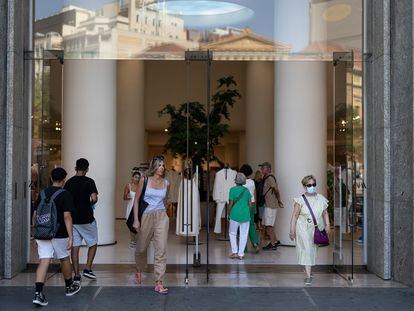 Puertas abiertas en una tienda del paseo de Gràcia de Barcelona en el primer día de vigencia del decreto de medidas para ahorrar energía.