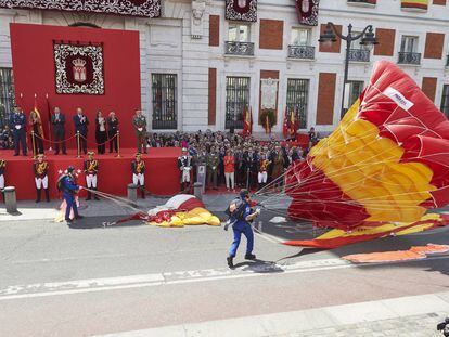 Dos paracaidistas ayer en la Casa de Correos.