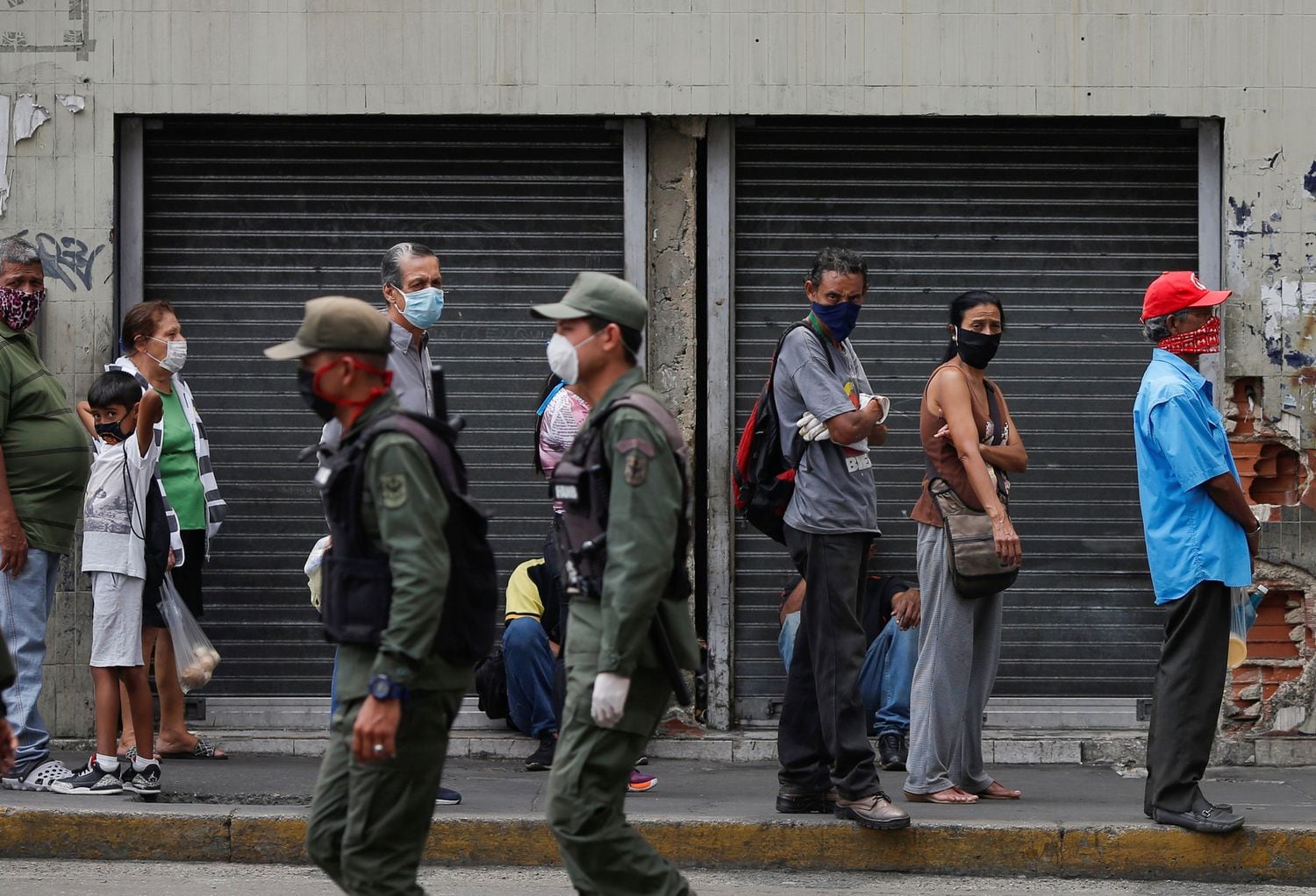 Dos agentes de la Guardia Nacional Bolivariana patrullan cerca de un mercado de Caracas.