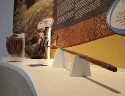 El queso manchego, uno de los grandes símbolos de la cultura manchega, cuenta desde hace unos días en Manzanares (Ciudad Real) con el primer museo monográfico dedicado a dar a conocer su historia. En la imagen, utensilios del pastor que pueden verse en el museo.