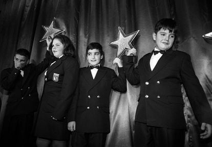 Los niños de San Ildefonso que anuncian a los ganadores del premio Gordo en 1998. Los suertudos aquél año fueron Máximo Bonito, Patricia Baquero, Emilio Fernández y Adrián Palacín.