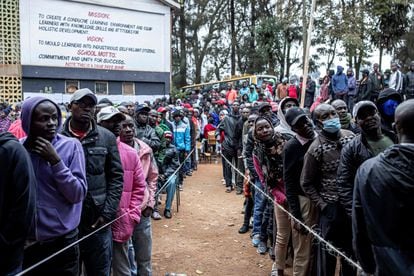 Los votantes hacen cola en un colegio electoral durante las elecciones generales de Kenia en Kawangware, Nairobi, este martes.