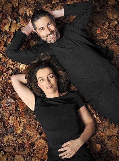 Matthew Fox y Olivia Williams en una imagen promocional de la obra de teatro 'In A Forest, Dark And Deep'