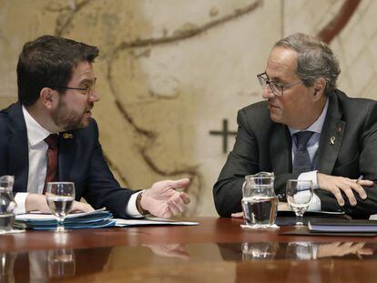 El presidente de la Generalitat, Quim Torra, junto al vicepresidente Pere Aragonès, durante la primera reunión del gobierno catalán después de las elecciones generales. 
