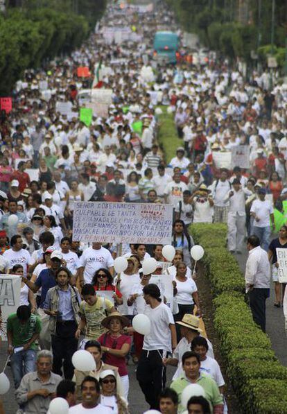 Alrededor de 15.000 personas han salido a la calle en Cuernavaca para protestar contra la violencia que asuela el país