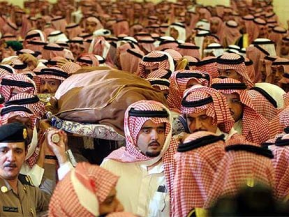 Miembros de la familia real saudí llevan a hombros el cadáver del rey Fahd envuelto en el último atuendo tradicional que vistió.