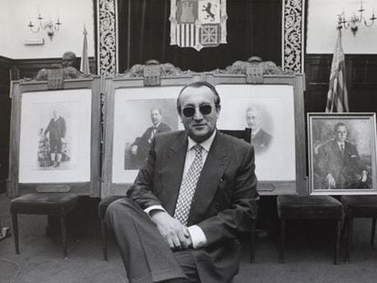 Carlos Fabra posó en 1996 con los retratos de sus antepasados.