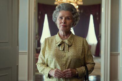 Imelda Staunton, como la reina Isabel II de Inglaterra en la quinta temporada de 'The Crown'.
