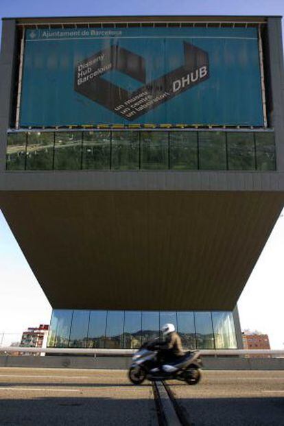 Fachada del Diseny Hub Barcelona en la Plaça de les Glòries.