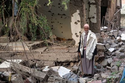 Un hombre camina entre las ruinas de de un edificio destruido por los combates en la ciudad yemení de Taez, el pasado día 20 de mayo.