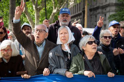 Irene Molinari de Chueque (center), Mother of the Plaza, during the traditional Thursday round.