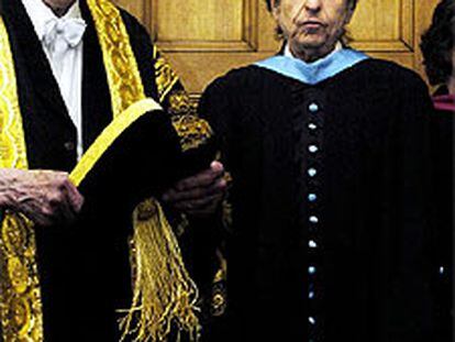 Bob Dylan, junto a sir Kenneth Dover en la Universidad de St. Andrews.