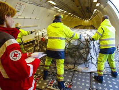 Miembros de la Cruz Roja alemana (DRK), preparan paquetes de ayuda humanitaria que serán enviados a Nepal.