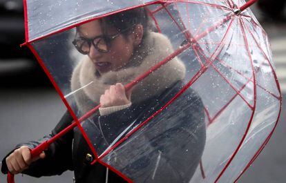 Una joven se pelea con la lluvia en San Sebastián el pasado 31 de marzo. 