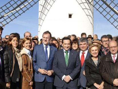 Mariano Rajoy y María Dolores Cospedal, entre otros, en los molinos de Campo de Criptana, Ciudad Real, a finales del mes pasado.