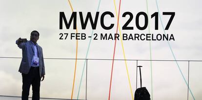 Un hombre se hace una fotografía en el MWC de 2017.