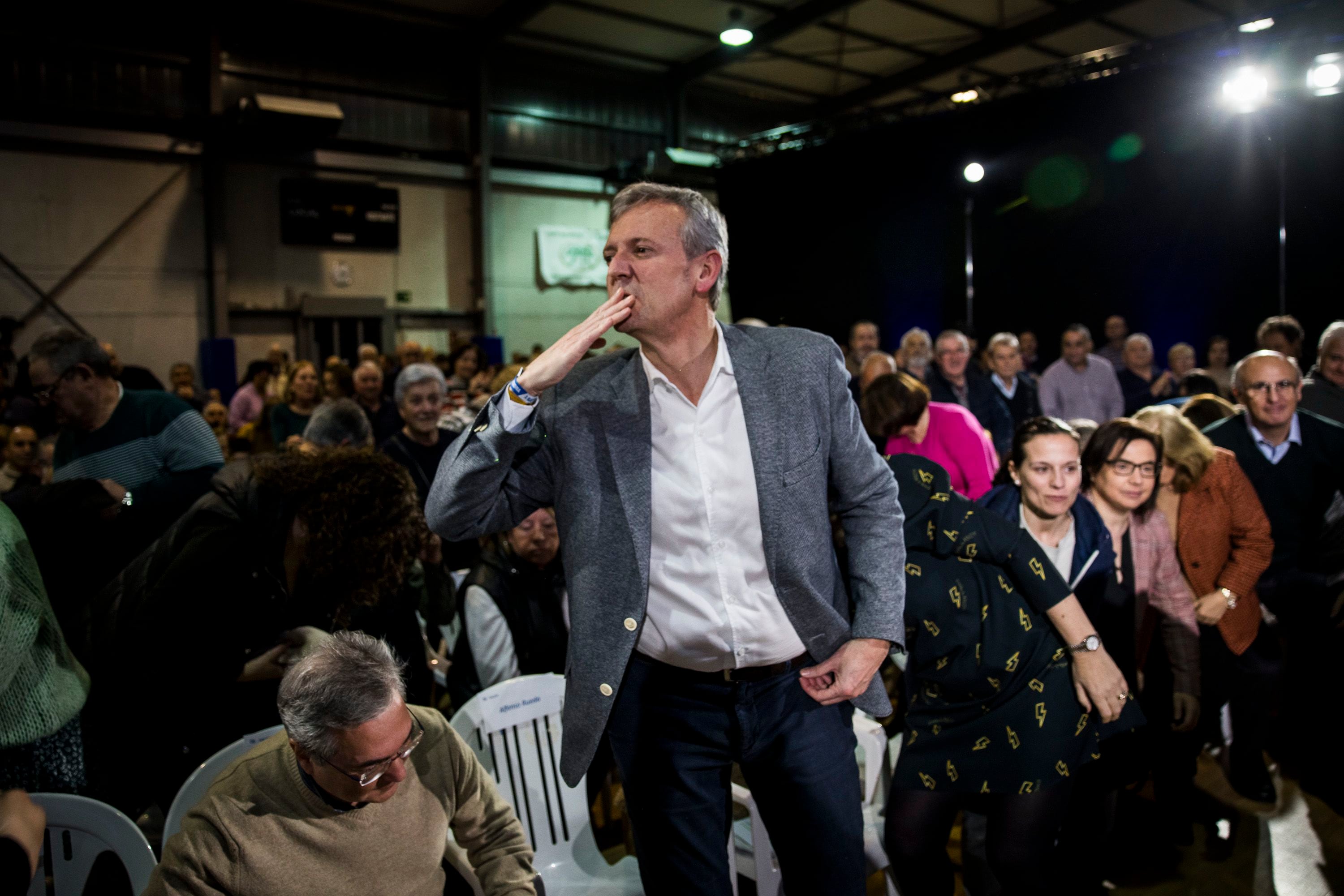 El presidente de la Xunta de Galicia y candidato del PP, Alfonso Rueda, durante el acto electora en San Cibrao das Viñas (Ourense), el 2 de febero. 