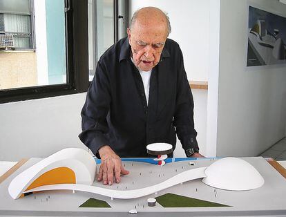 Oscar Niemeyer, con una maqueta del Centro Niemeyer de Avilés (España), en 2010. / Estudio Oscar Niemeyer.