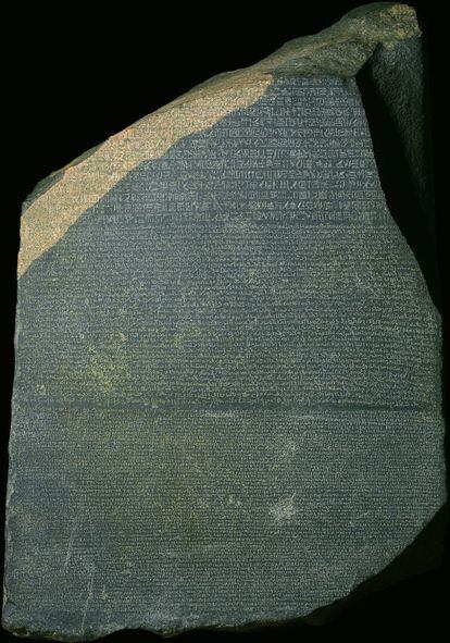 Piedra Rosetta encontrada en Rashid (Egipto), tallada durante el reinado del niño rey Ptolomeo V en tres lenguas (griego, demótico y jeroglíficos).