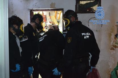 Agentes de policía trabajan en el domicilio del principal sospechoso de la muerte de la vendedora de cupones de Albacete María Isabel de la Rosa.