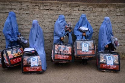 Un grupo de mujeres afganas, ataviadas con burka, tras recibir unas mantas de una organización benéfica en Herat, en diciembre.