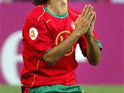 Ricardo Carvalho gesticula arrodillado durante el partido Portugal-España.