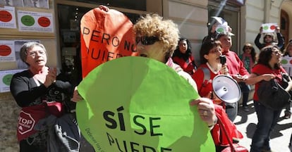 Protesta de la PAH ante el domicilio de González Pons en Valencia.