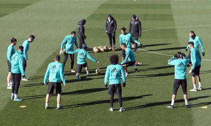 Los jugadores del Real Madrid en uno de los rondos del entrenamiento de este viernes.