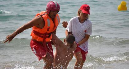 Un rescate de Cruz Roja en una playa valenciana.