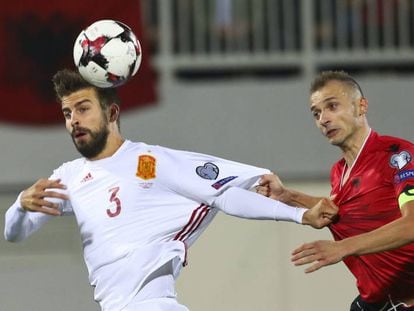Piqu&eacute; durante el partido contra Albania en el que jug&oacute; con las mangas cortadas.